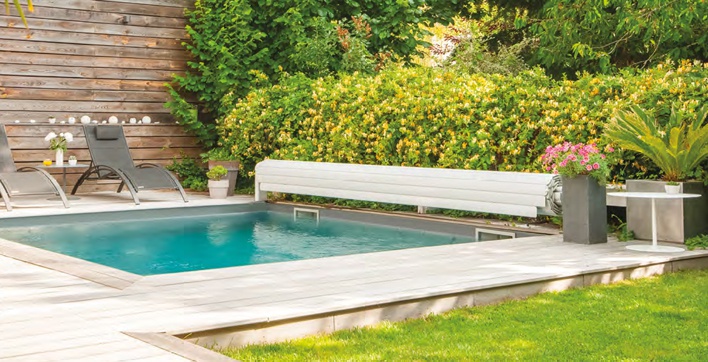 Plan à trois près de la piscine Plan à trois près de la piscine